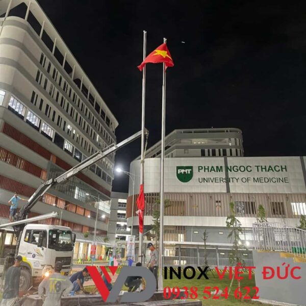 cột cờ inox ngoài trời 10m lắp đặt tại quảng trường