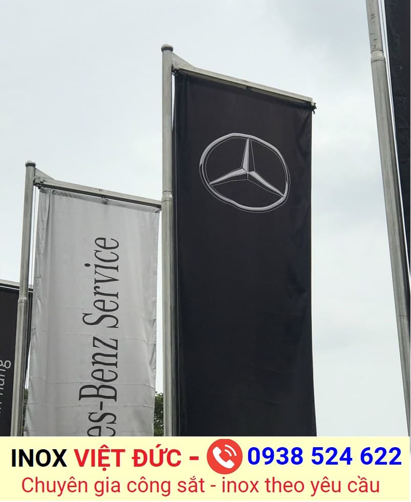 Lắp đặt cột cờ cho cửa hàng xe hơi ở TP HCM