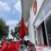 lá cờ treo trên cột cờ cơ quan