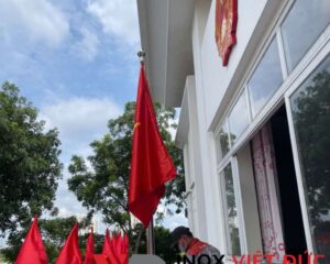 lá cờ treo trên cột cờ cơ quan