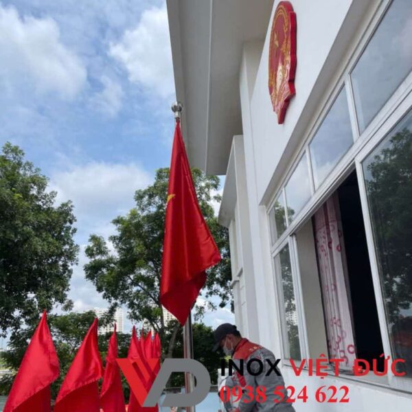 lá cờ treo trên cột cờ cơ quan