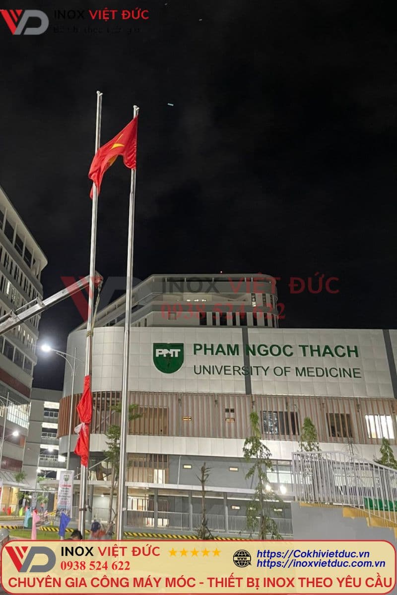 Cột cờ trường học với lá cờ tổ quốc
