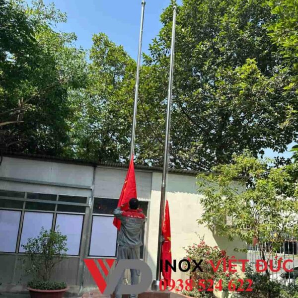 Trụ cờ inox với lá cờ tổ quốc