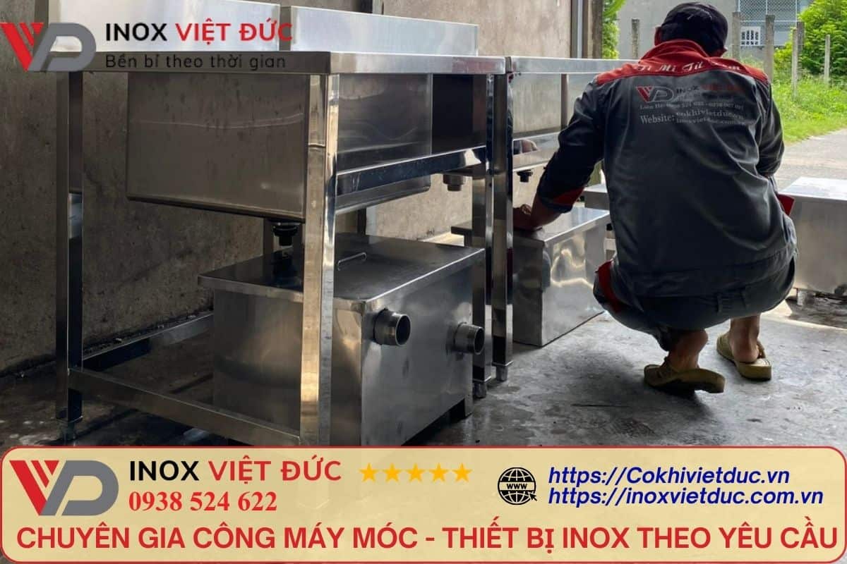 Bể tách mỡ inox 304 lắp đặt âm chậu rửa – giải pháp tiết kiệm không gian, lọc tách dầu mỡ hiệu quả cho bếp gia đình và quán cà phê.