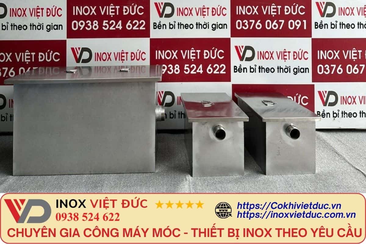 Bể tách mỡ inox 304 có 3 ngăn lọc rác, tách dầu mỡ và nước sạch, thích hợp cho nhà hàng và khu bếp công nghiệp.