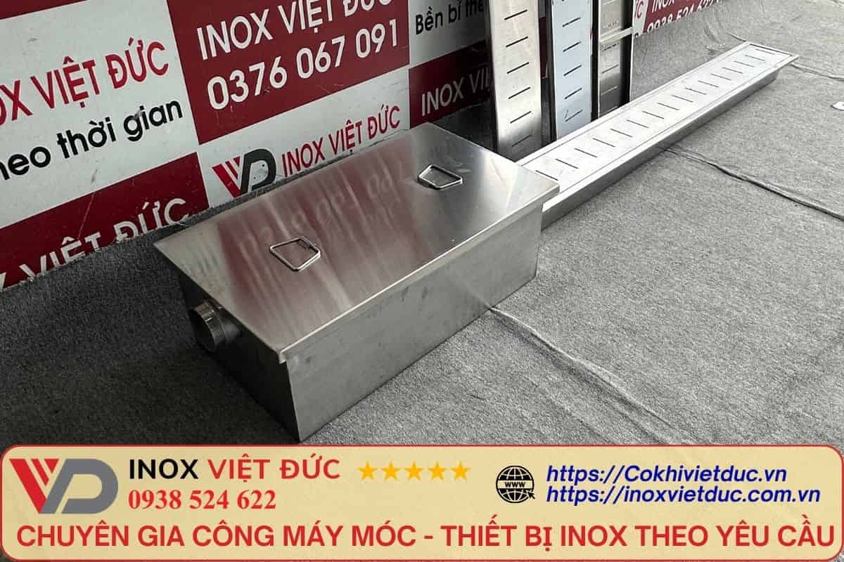 Bể tách mỡ inox 304 cao cấp, cấu tạo 3 ngăn lọc rác – tách mỡ – xả nước sạch, giúp bảo vệ đường ống thoát nước và môi trường.