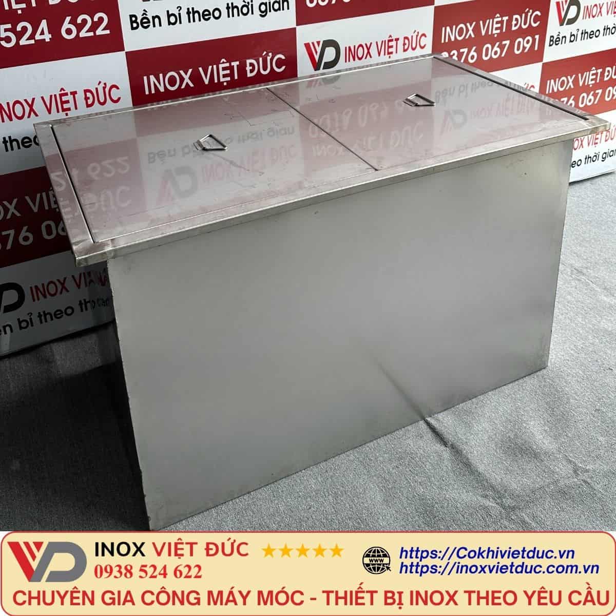 Bể tách mỡ inox 304 cho nhà hàng – thiết kế 3 ngăn lọc rác, tách dầu mỡ và nước sạch, giúp ngăn tắc nghẽn cống hiệu quả.
