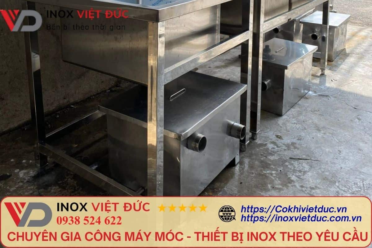 Bể tách mỡ nổi inox 304 đặt ngoài chậu rửa, giúp tách dầu mỡ, lọc rác, dễ vệ sinh và bảo vệ hệ thống thoát nước hiệu quả.