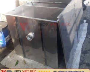 Thùng tách mỡ 11000L inox 304 thiết kế âm sàn, gồm các ngăn tách mỡ, giữ rác và lắng bùn cho hệ thống thoát nước công trình lớn.