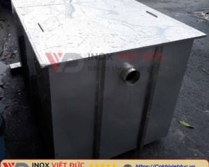 Hố ga tách mỡ chung cư inox 304 thiết kế âm sàn, gồm các ngăn lọc rác, tách mỡ và lắng bùn giúp ổn định lưu lượng thoát nước của tòa nhà cao tầng.