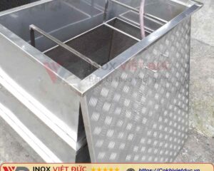 Bể tách dầu mỡ chung cư inox 304 thiết kế âm sàn, gồm các ngăn tách mỡ, giữ rác và lắng bùn giúp ổn định tuyến thoát nước tòa nhà cao tầng.