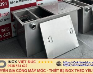 Ảnh bể tách mỡ công nghiệp 1700L bằng inox 304 do Inox Việt Đức sản xuất, sử dụng hệ thống 3 ngăn xử lý gồm lọc rác, tách mỡ và lắng nước sạch. Dung tích lớn 1700L phù hợp cho bếp công nghiệp quy mô lớn, nhà máy chế biến thực phẩm và bếp trung tâm. Thiết bị bền, vận hành tự nhiên và dễ bảo trì.
