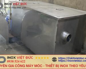 Ảnh bẫy tách mỡ 1600L inox 304 do Inox Việt Đức sản xuất, sử dụng hệ thống 3 ngăn xử lý gồm giỏ lọc rác, ngăn tách mỡ bằng phân tầng trọng lực và ngăn lắng nước sạch. Dung tích 1600L phù hợp cho bếp công nghiệp quy mô lớn và khu chế biến thực phẩm cần lưu lượng xả cao. Thiết bị vận hành bền bỉ, dễ vệ sinh.