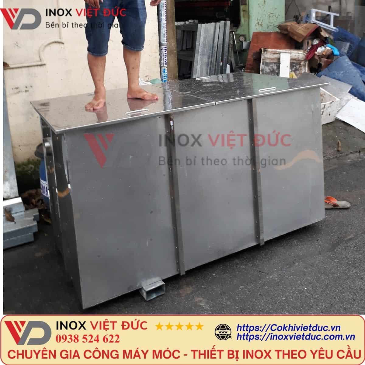 Thiết bị tách dầu mỡ chung cư inox 304 thiết kế âm sàn, gồm các ngăn xử lý để tách mỡ, giữ rác và lắng bùn cho hệ thống thoát nước tập trung của tòa nhà.