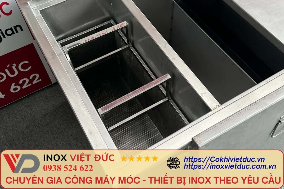 Bể lọc mỡ chung cư inox 304 lắp âm sàn, thiết kế đa ngăn để tách mỡ và lắng bùn cho hệ thống thoát nước tòa nhà cao tầng.