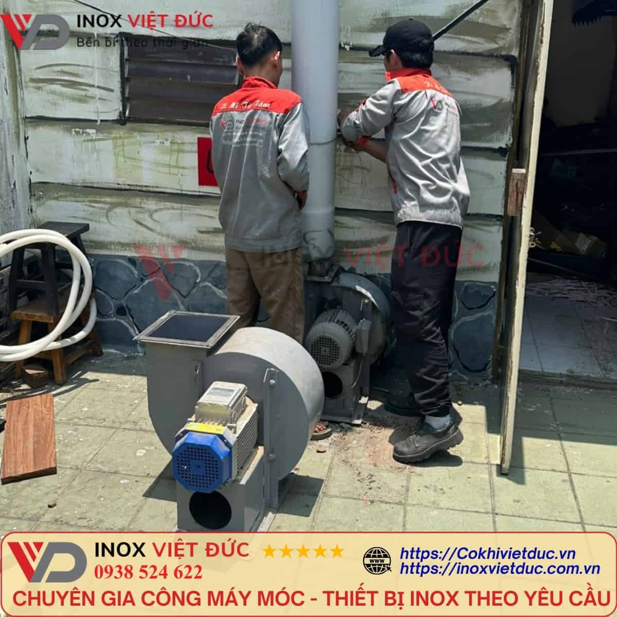 Lắp đặt chụp hút khói công nghiệp inox phía trên khu vực nấu của bếp nhà hàng