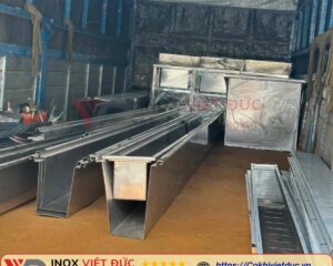 Mương thoát sàn inox dạng rãnh dài dùng thu gom và dẫn nước sàn trong khu bếp công nghiệp