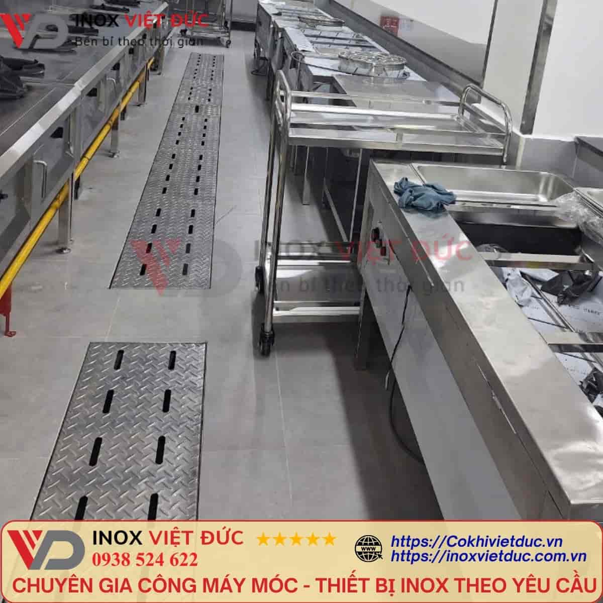 Thoát sàn inox cho khu sơ chế thực phẩm với máng thu nước và nắp vỉ inox tại sàn nhà xưởng