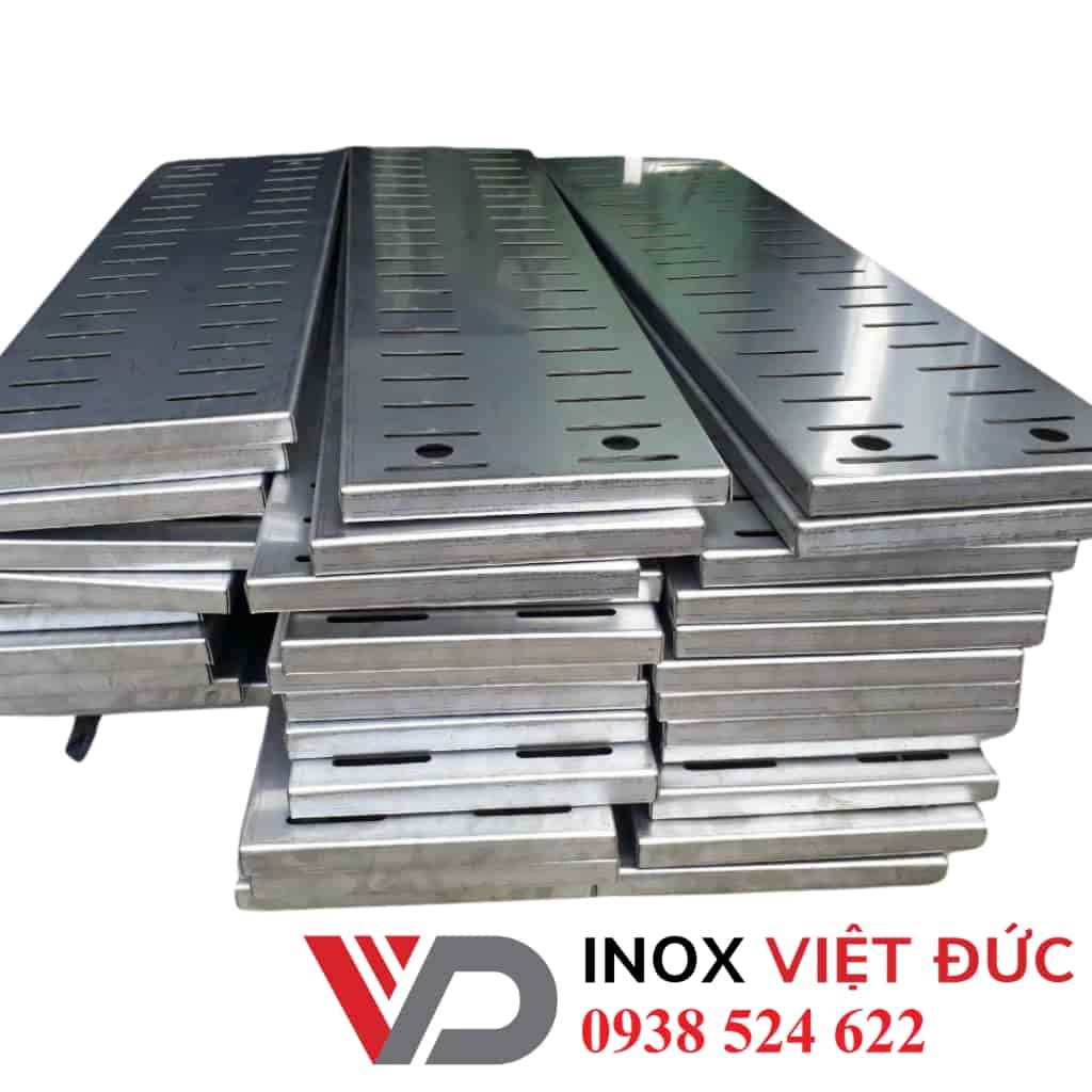Nắp Rãnh Thoát Sàn Inox Tháo Rời 1 Nắp thoát sàn inox 304 dạng nắp rãnh tháo rời, gia công theo kích thước để che phủ mương thu nước