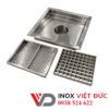 Hình ảnh minh họa phễu thu sàn inox vuông chống mùi, sử dụng để thu gom nước tại các vị trí thoát sàn cục bộ. Sản phẩm có thể gia công bằng inox 304 với kích thước mặt 100×100 mm, 150×150 mm hoặc theo bản vẽ công trình. Tùy cấu hình, phễu có thể tích hợp bẫy nước hoặc cơ cấu ngăn mùi phù hợp nhằm hạn chế khí hôi từ đường ống thoát nước. Inox Việt Đức nhận gia công phễu thu sàn inox vuông theo kích thước, chiều sâu thân phễu và đường kính cổ xả, đáp ứng yêu cầu lắp đặt tại nhà vệ sinh, khu rửa, nhà hàng và các công trình dân dụng.