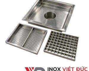 Hình ảnh minh họa phễu thu sàn inox vuông chống mùi, sử dụng để thu gom nước tại các vị trí thoát sàn cục bộ. Sản phẩm có thể gia công bằng inox 304 với kích thước mặt 100×100 mm, 150×150 mm hoặc theo bản vẽ công trình. Tùy cấu hình, phễu có thể tích hợp bẫy nước hoặc cơ cấu ngăn mùi phù hợp nhằm hạn chế khí hôi từ đường ống thoát nước. Inox Việt Đức nhận gia công phễu thu sàn inox vuông theo kích thước, chiều sâu thân phễu và đường kính cổ xả, đáp ứng yêu cầu lắp đặt tại nhà vệ sinh, khu rửa, nhà hàng và các công trình dân dụng.