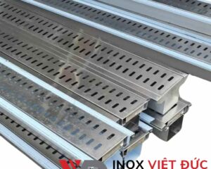Hệ thống thoát sàn inox bếp công nghiệp với máng thu nước, nắp vỉ và các cấu kiện thoát nước