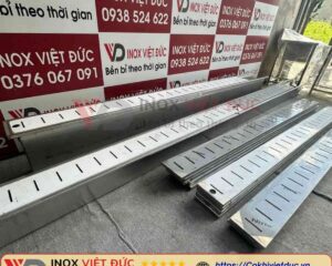 Vỉ Thoát Nước Inox Chống Đọng Bẩn 8 Thoát sàn inox Việt Đức gia công theo yêu cầu cho hệ thống thu nước công nghiệp