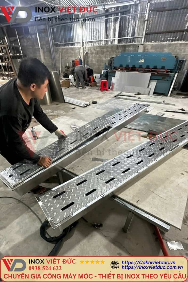 Vỉ thoát sàn inox dài dạng tuyến, thiết kế mặt vỉ thu nước gia công theo kích thước yêu cầu