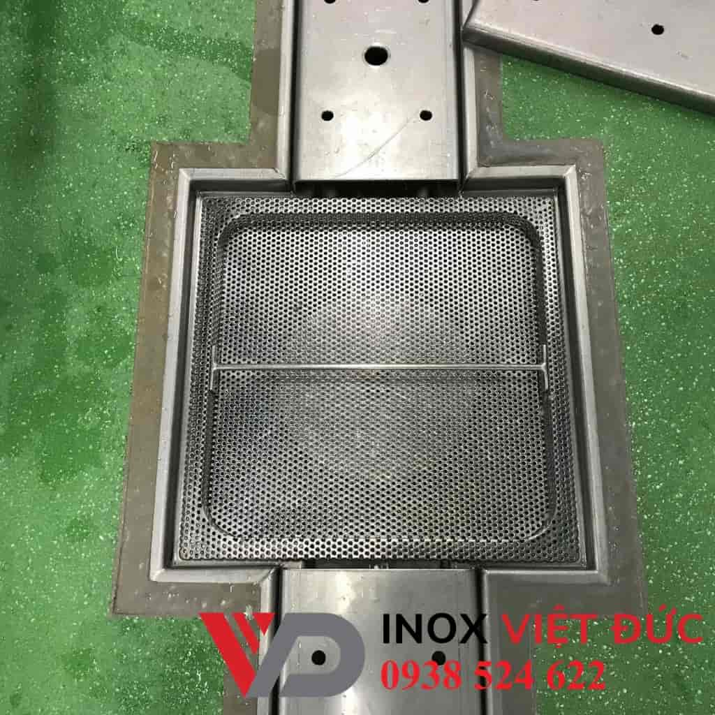 Thoát Sàn Inox Chống Mùi Bếp Công Nghiệp 18 Thoát sàn ngăn mùi cho bếp công nghiệp với mặt vỉ inox thu nước và cửa xả kết nối đường ống