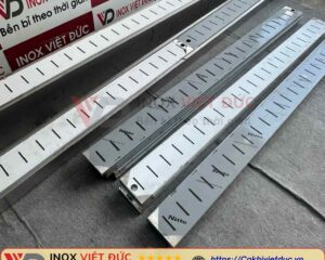 Thoát sàn inox hình chữ nhật với thân máng thu nước dạng dài dùng trong công nghiệp