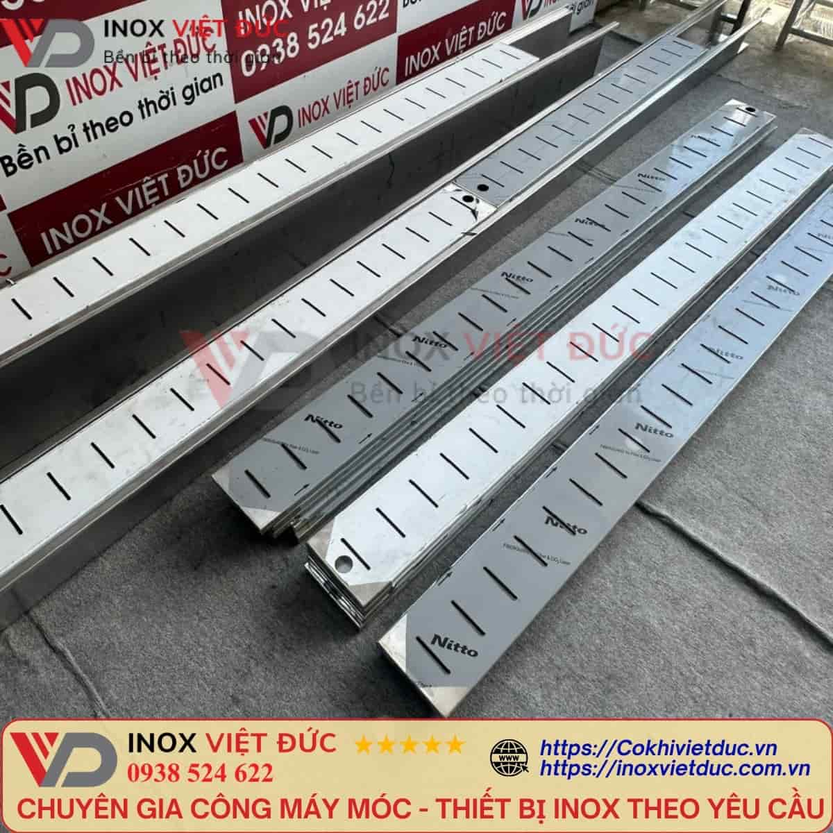 Vỉ thoát sàn inox dạng dài kết hợp máng và mương thu nước theo tuyến trong công trình công nghiệp