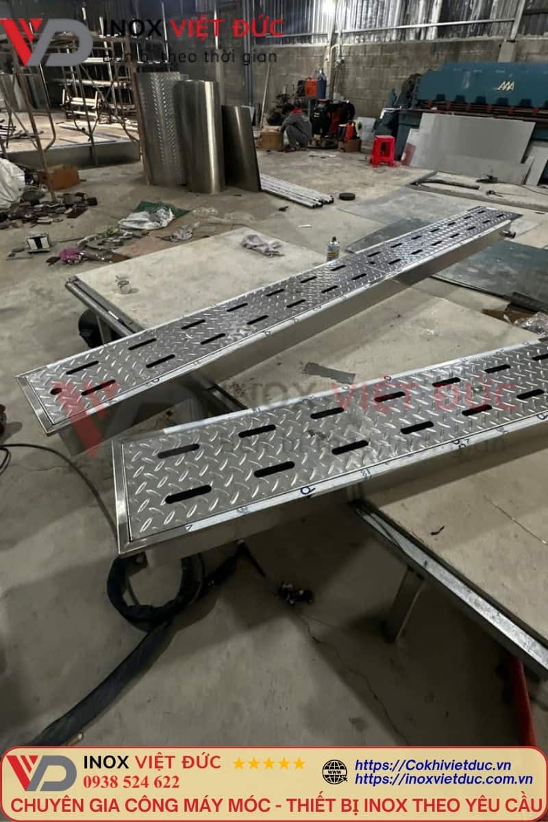 Mương thoát sàn inox dạng chữ nhật dùng thu gom và dẫn nước theo tuyến, gia công chiều dài, chiều rộng và chiều sâu theo bản vẽ tại Inox Việt Đức.
