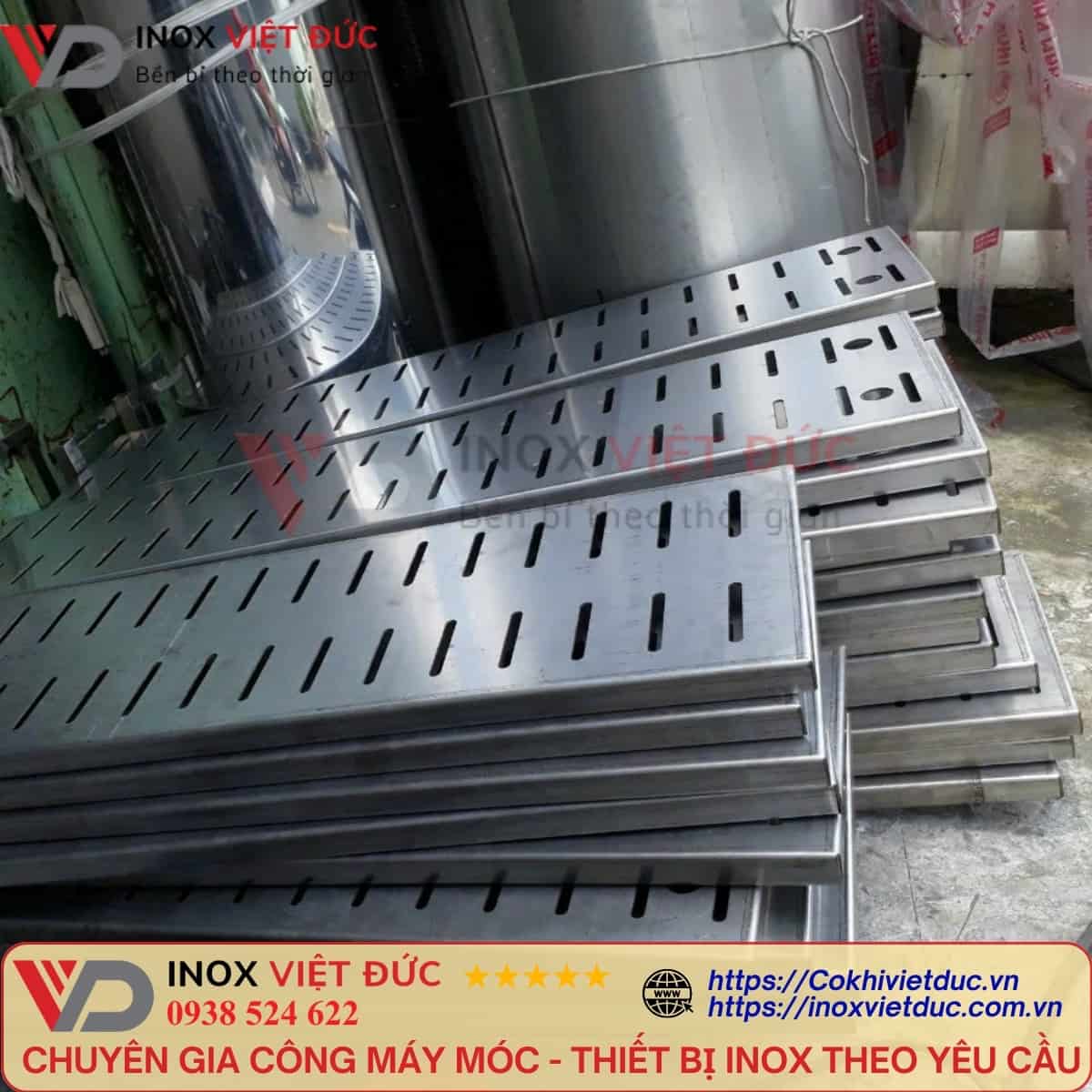 Nắp Rãnh Thoát Sàn Inox Tháo Rời 13 Nắp rãnh thoát sàn inox đục lỗ CNC trên bề mặt, thiết kế tháo rời để thoát nước và vệ sinh mương