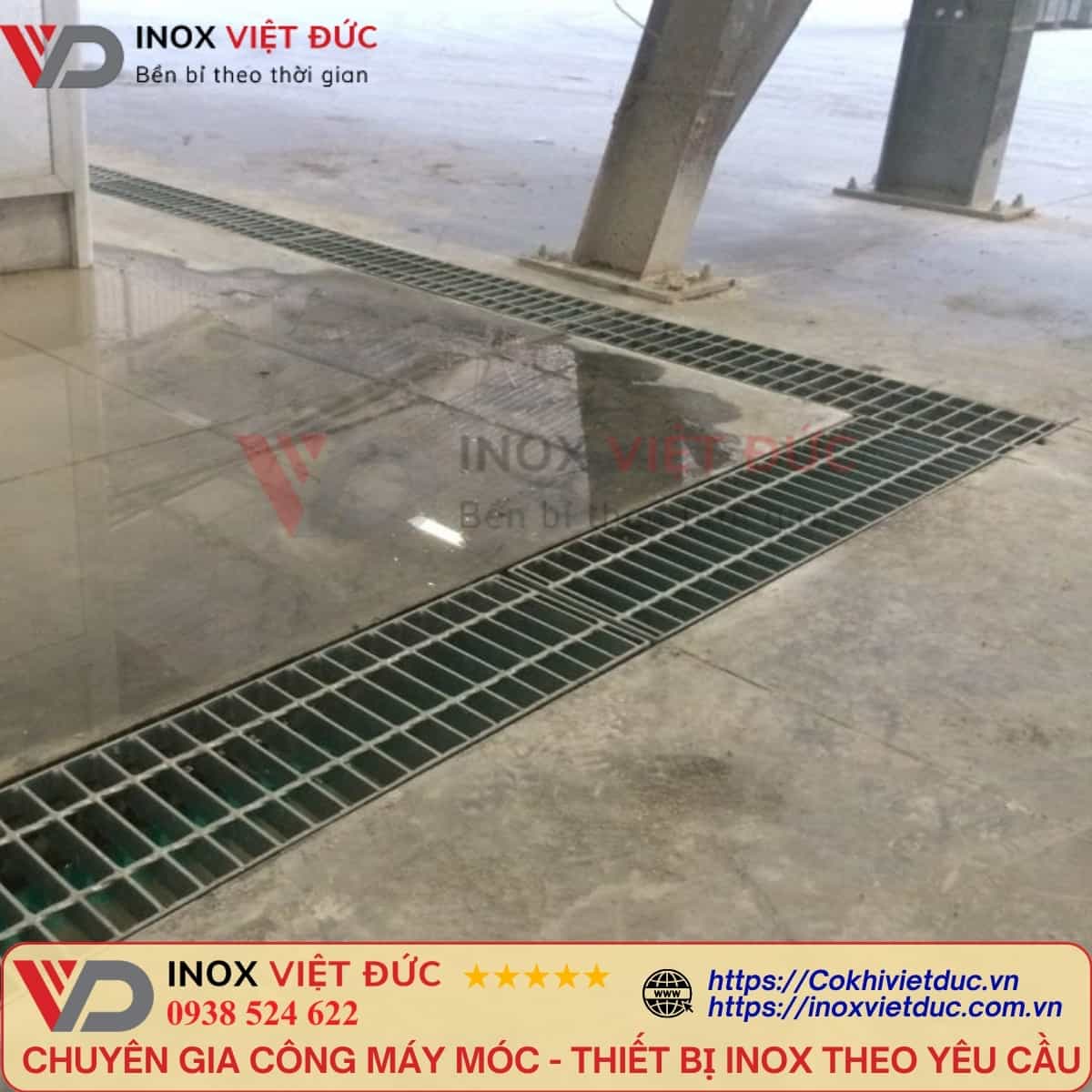 Mương thoát sàn inox 304 chịu tải với hệ nắp vỉ và khung đỡ cho nhà xưởng công nghiệp
