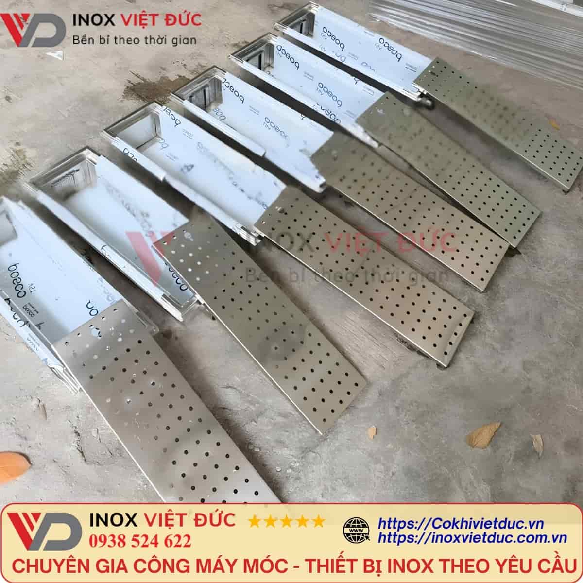 Thoát sàn inox dạng máng rãnh dài kết hợp vỉ thu nước cho bếp công nghiệp và nhà xưởng