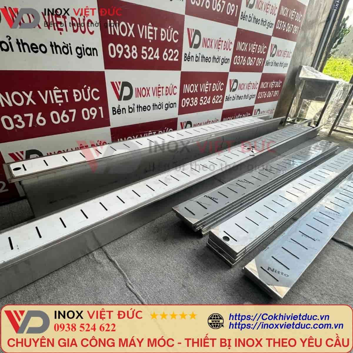 Máng thoát sàn inox dạng rãnh dài dùng để thu gom nước tại xưởng chế biến thực phẩm