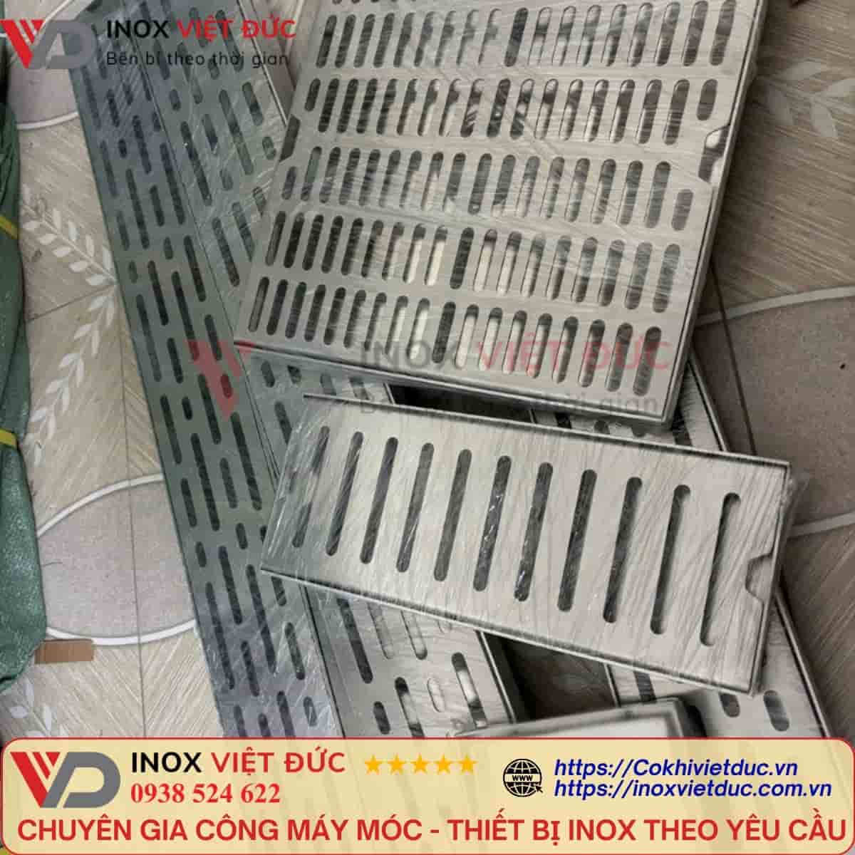 Nắp Rãnh Thoát Sàn Inox Tháo Rời 10 Nắp rãnh thoát sàn inox tháo rời dùng che miệng mương thu nước, thuận tiện nhấc nắp để vệ sinh và bảo trì